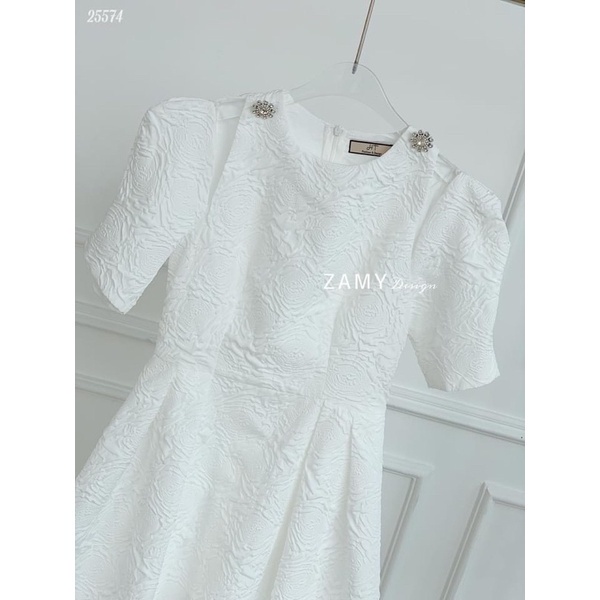 Váy xốp trắng khoét vai hoa đá tay phồng xoè