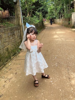 Váy trắng tiểu thư cho bé gái