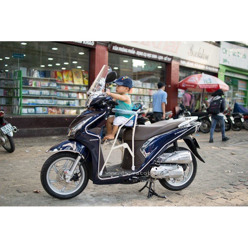 Kính chắn gió xe máy cho bé
