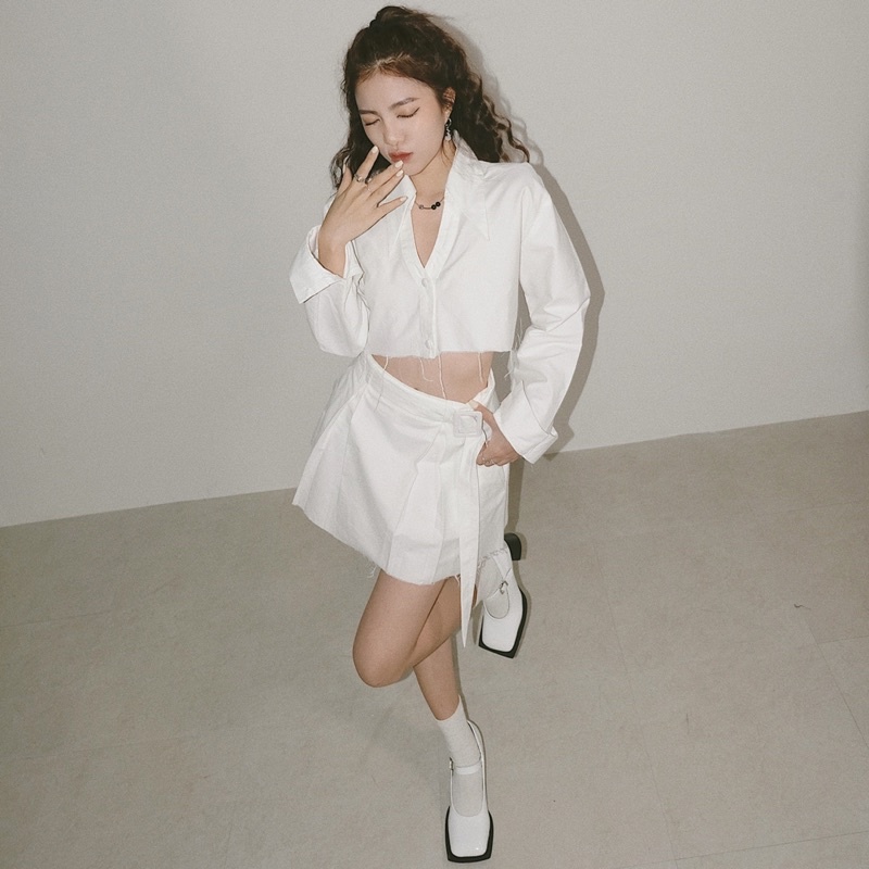 Bộ áo sơ mi croptop và chân váy ngắn kèm thắt lưng INTO.EIGHT thiết kế