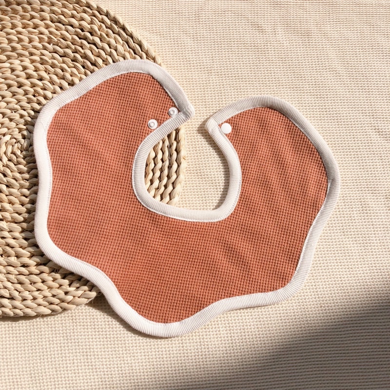 Yếm xinh hình cánh hoa chất liệu cotton wafflet cho bé