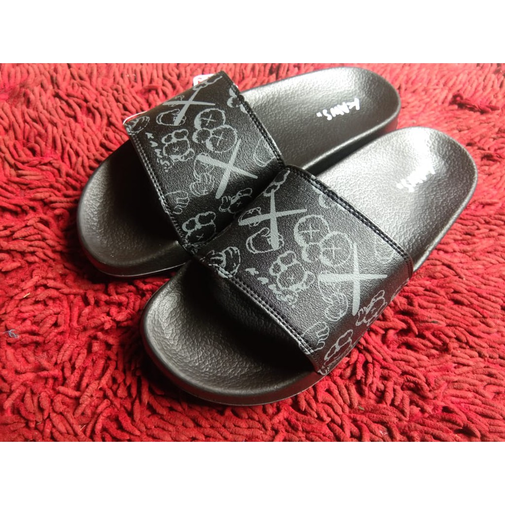 Giày Sandal In Hình Kaws Độc Đáo Thời Trang Cho Nam Nữ