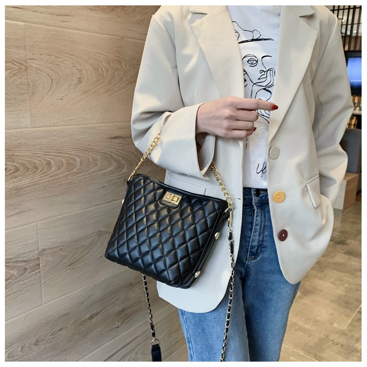 TÚI XÁCH NỮ ĐEO CHÉO THỜI TRANG DÁNG XÔ TRẦN TRÁM DA MỀM KHÓA VẶN TT 85 | BigBuy360 - bigbuy360.vn