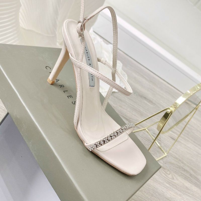 Sandal Cnk quai đá mảnh gót nhọn đen kem