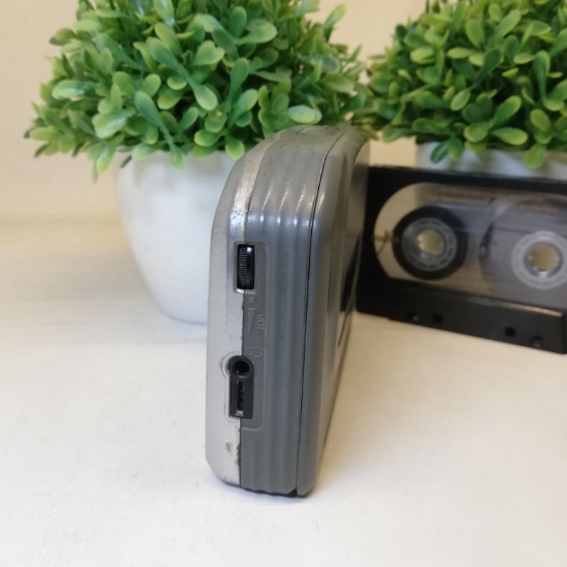 Máy nghe nhạc băng tape cassette Sony Walkman WM-FX493 có radio màn hình dùng 2 pin aa tiện lợi