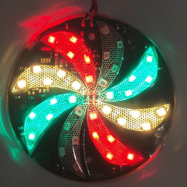 Led sẻ quạt 8 cánh đổi màu xoay tròn điện 12v