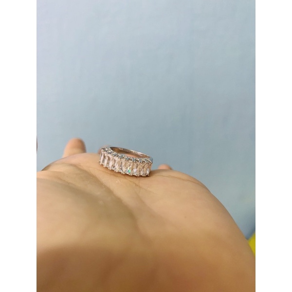 Nhẫn 9 viên đá ngang siêu sáng, cạnh nạm đá cz nhỏ bạc thật phủ vàng trắng sang trọng