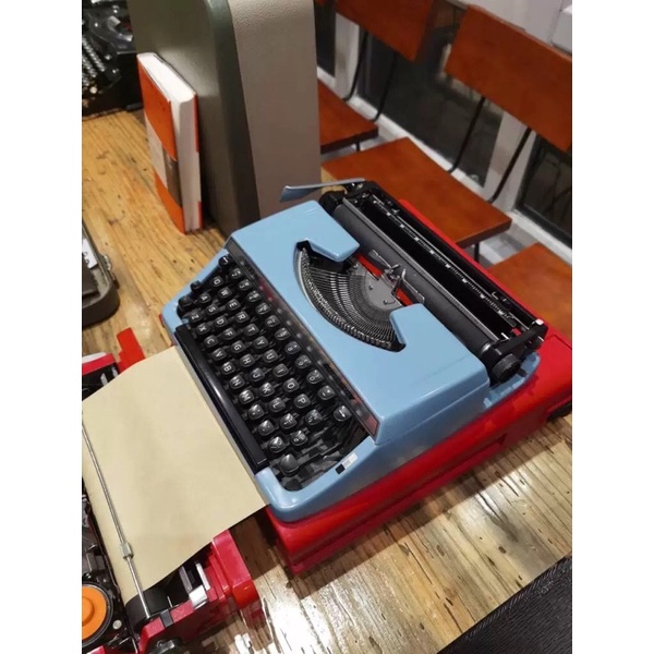 Máy đánh chữ Olivetti Lettera, Brother phong cách cổ điển