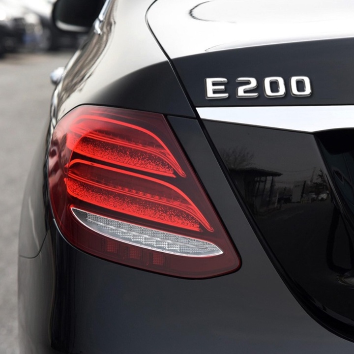 Decal tem chữ E200 dán đuôi xe ô tô