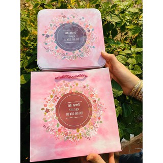 Hộp thiếc vuông - 18*18*6cm. Để được 500gr bánh kèm túi cùng màu