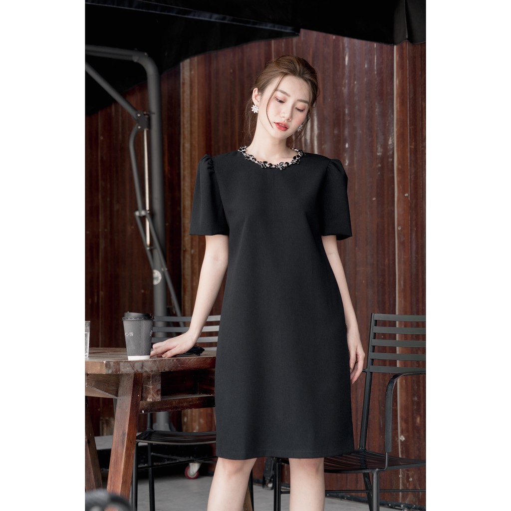 RẬP - Đầm Đen Tay Phồng Đính Đá Trên Cổ - TITI 04 | BigBuy360 - bigbuy360.vn