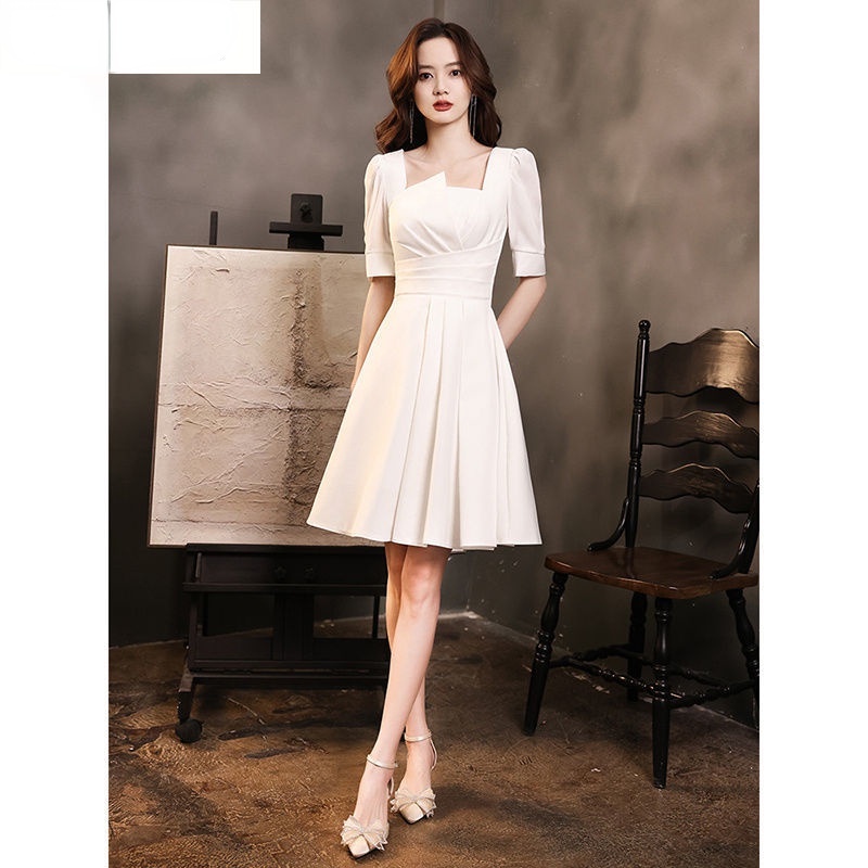 Đầm trắng ôm eo cao lệch tà thời trang mùa thu 2021