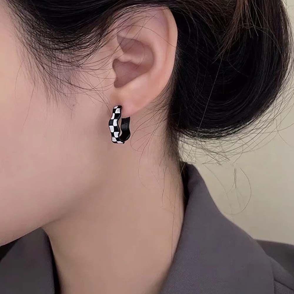 Bông Tai Hình Chữ C Họa Tiết Kẻ Ô Màu Trắng Đen Phong Cách Hàn Quốc