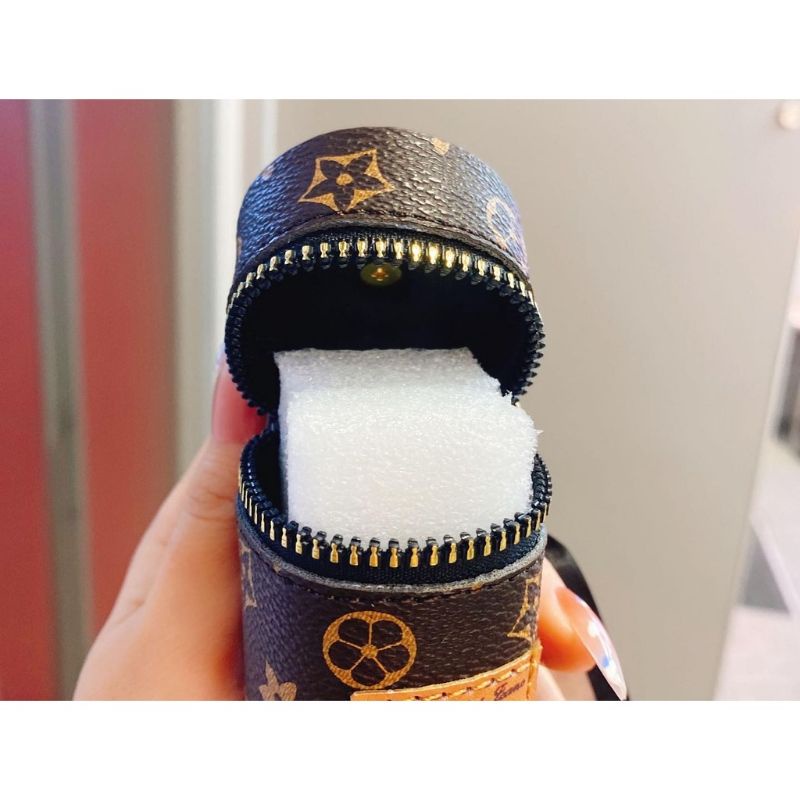 Móc chìa khoá dạng ống hoạ tiết L.V sành điệu tặng kèm khăn buộc