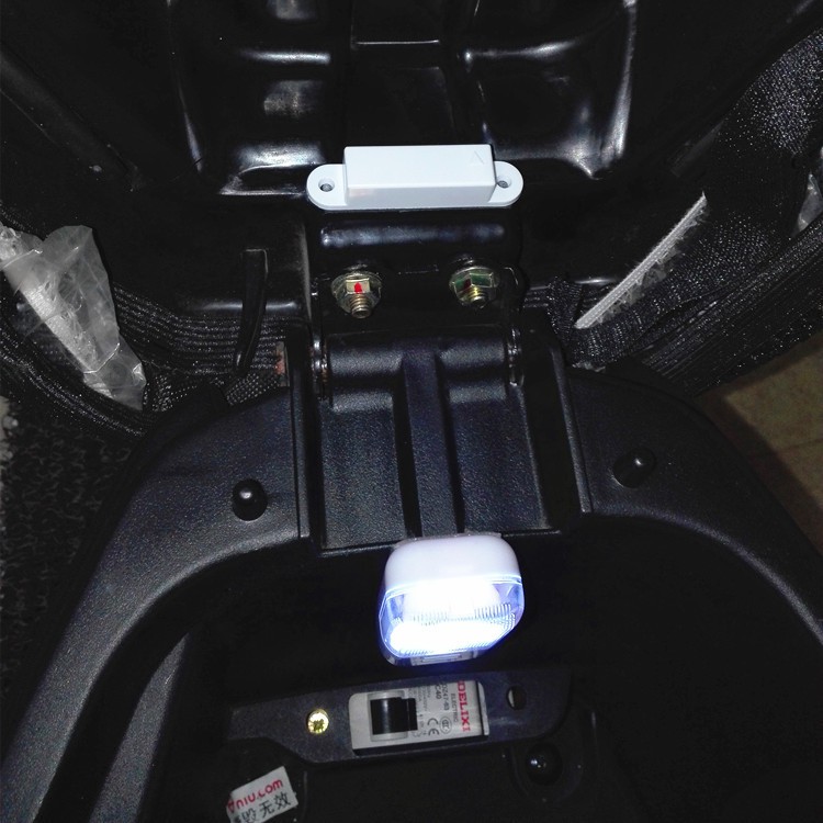 đèn LED bật tắt bằng cảm ứng từ dùng chiếu sáng cốp xe máy tự động