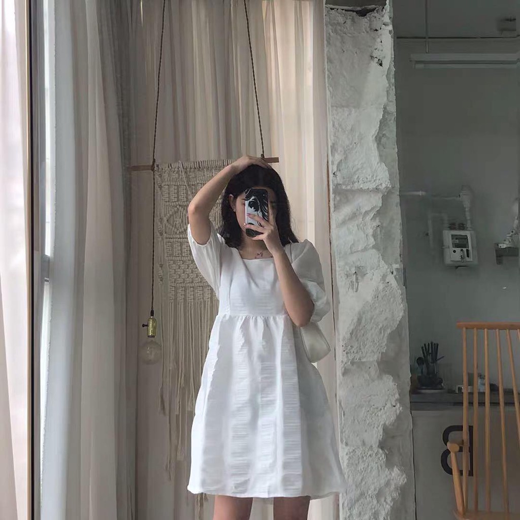 Váy trắng xoè dáng bồng