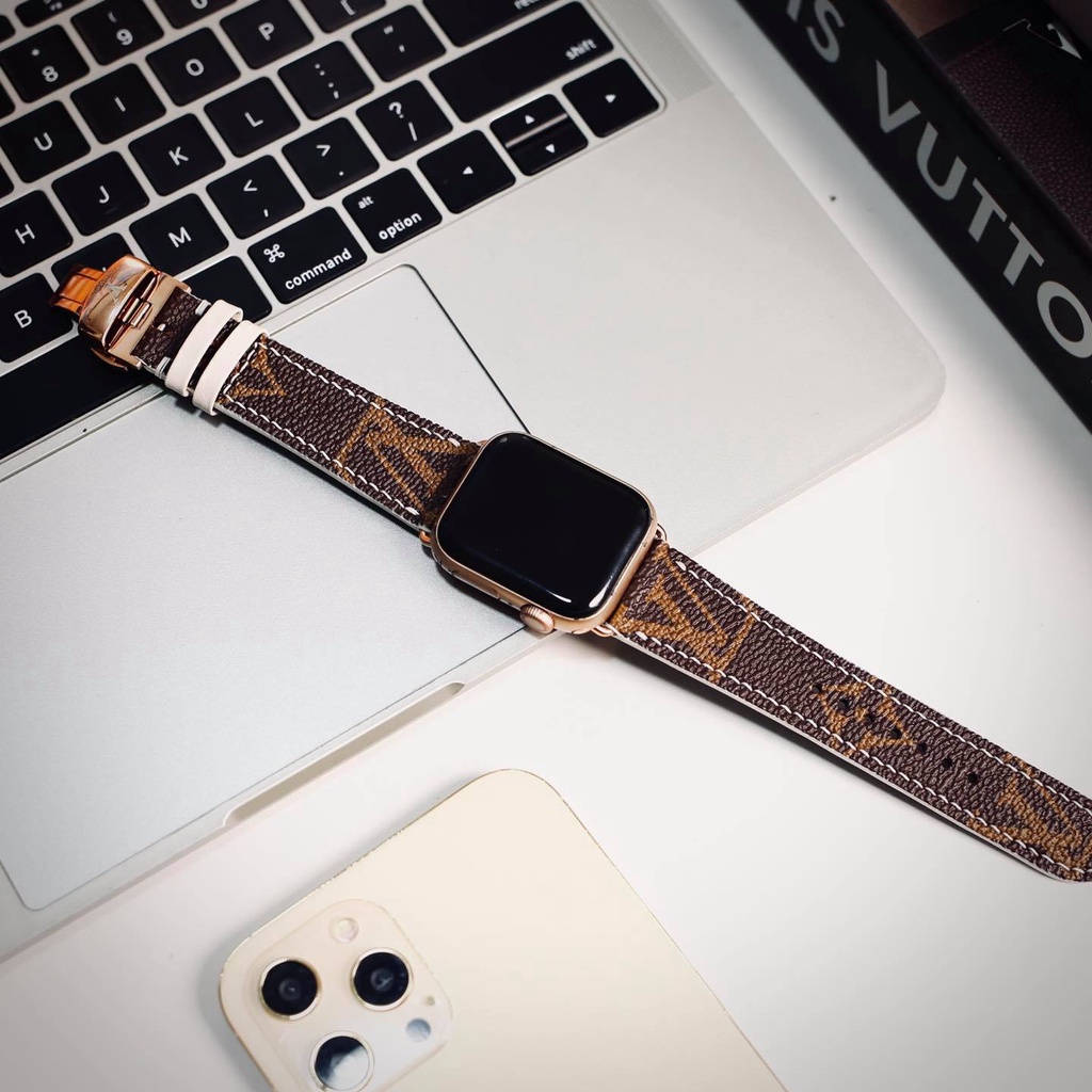 [DÂY DA SIMILI] DÂY DA LV HỌA TIẾT CHỮ MÀU NÂU CHỈ TRẮNG KHÓA BƯỚM CHO APPLE WATCH SERIES 1=&gt;6 (BẢO HÀNH 1 NĂM)