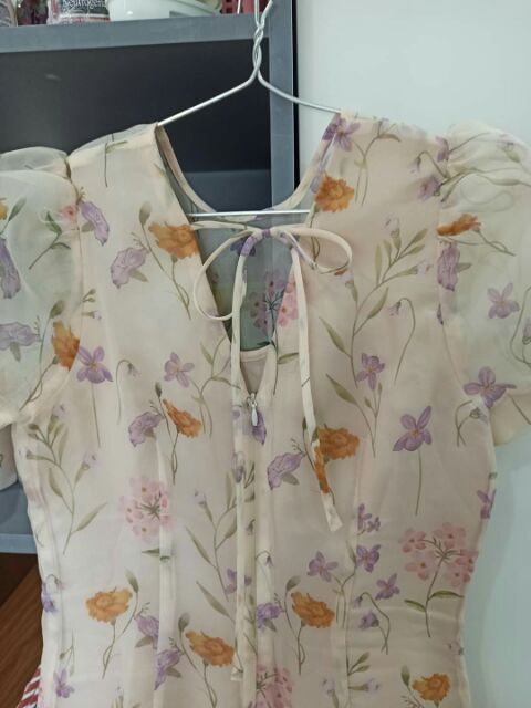Váy Lép hoa size S và M mơis tinh như mới , màu ngà nha cả nhà...