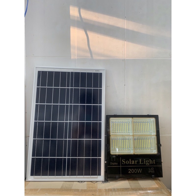 Đèn năng lượng mặt trời 3 màu ánh sáng Trắng, Vàng, Trung tính công suất 200W chuyên chiếu sáng sân vườn, công trình