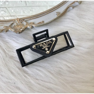 Kẹp càng cua .Prada.