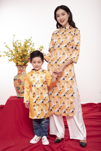 Áo dài mẹ và bé trai