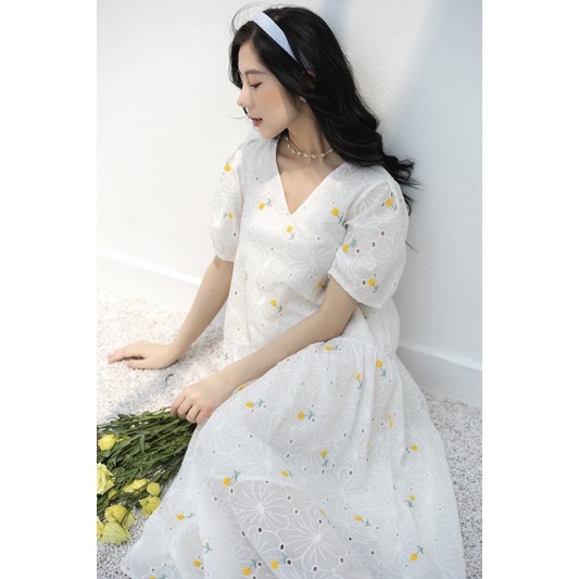 Đầm Ren Hoa Thêu Vải Boi Cổ Tim Dáng Suông Cực Kỳ Dễ Mặc