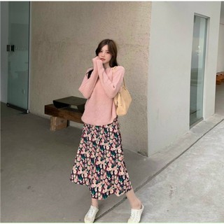 Set váy hoa vintage và áo thun hồng dài tay cổ tròn xinh xắn
