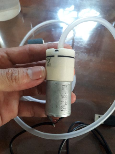 Bơm sủi khí oxy hồ cá bằng pin dự phòng