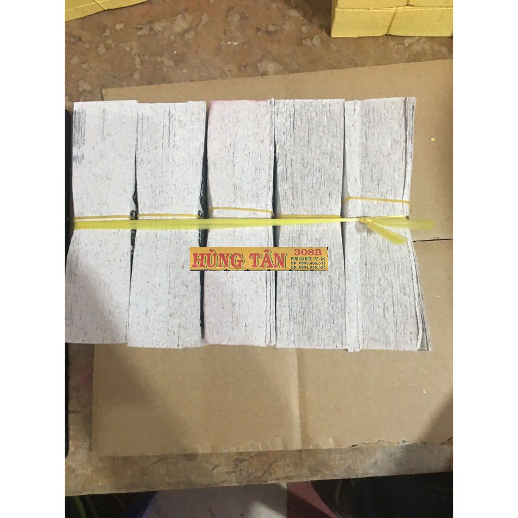 Một xấp giấy thanh y  trong thờ cúng