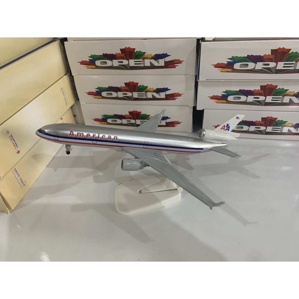 Mô hình máy bay American MD 20cm có bánh xe + đế trưng bày