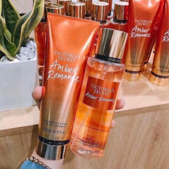 (𝐍𝐞𝐰) Xịt Thơm Body Mist Victoria’s Secret - 𝐀𝐌𝐁𝐄𝐑 𝐑𝐎𝐌𝐀𝐍𝐂𝐄 30ml/50ml/100ml | BigBuy360 - bigbuy360.vn