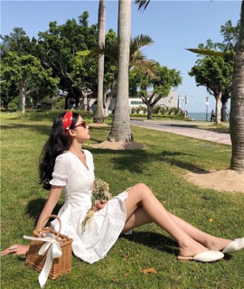 Đầm trắng hoa thêu