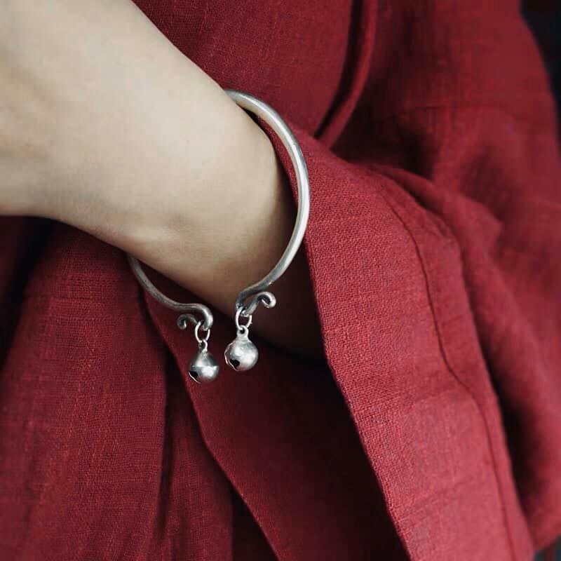 Vòng tay gắn charm tròn mảnh