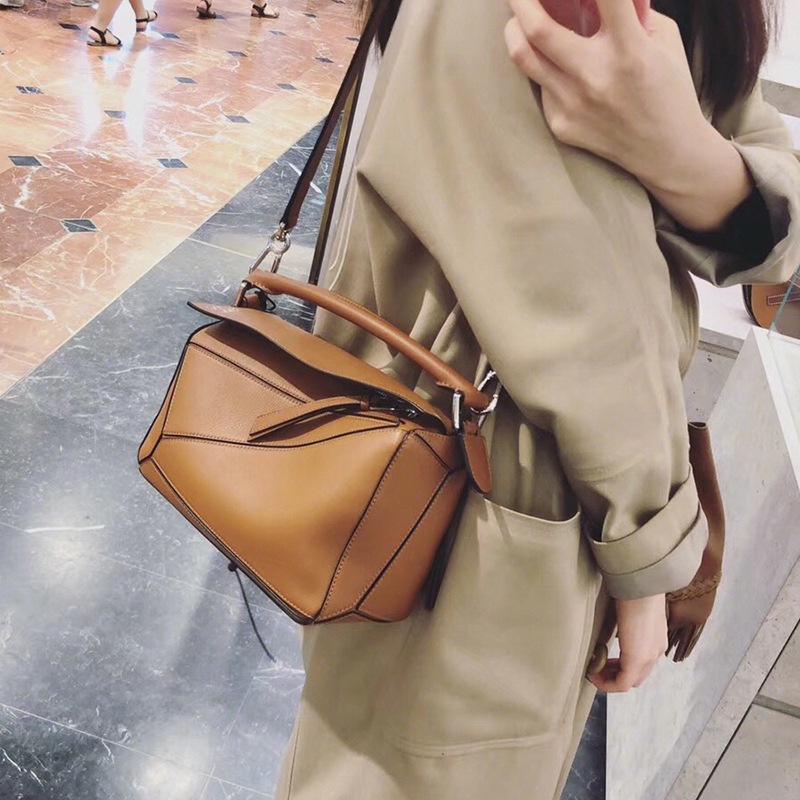Đôi giày hình hài hình dung mấy túi xách nhỏ túi nhỏ.