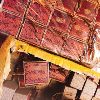 HỘP GẤM ĐỰNG SỢI CHỈ ĐỎ KIM VÀNG l