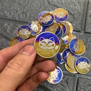 Tem titan mèo may mắn