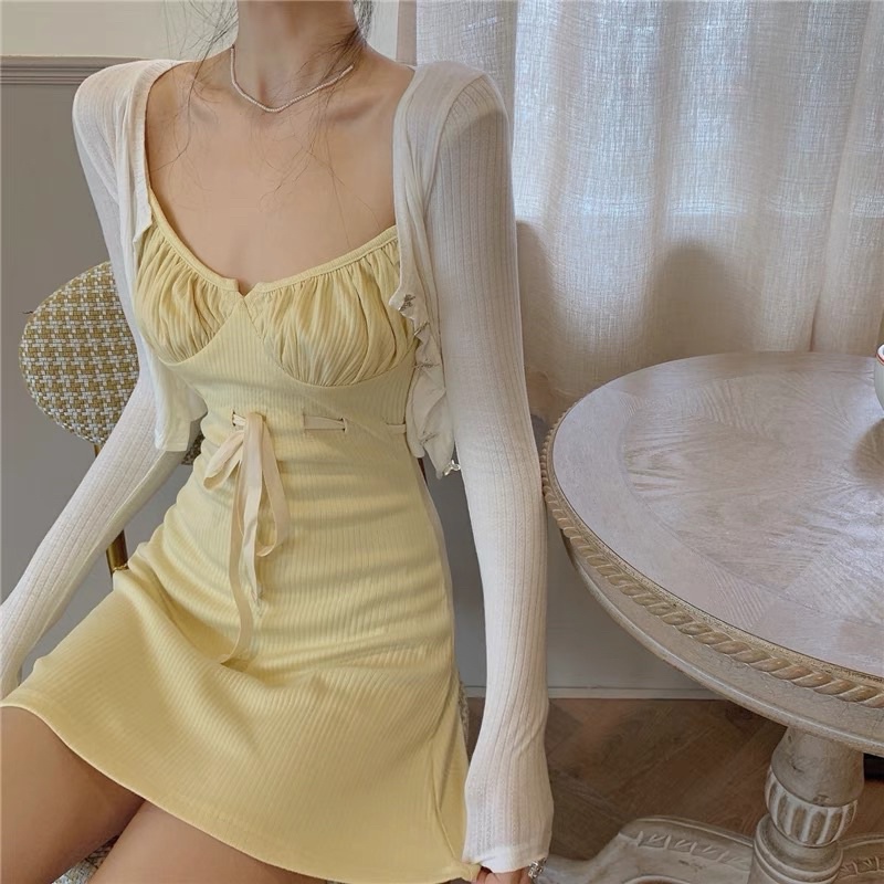 Váy hai dây màu vàng có sẵn cúp ngực kèm áo khoác crop trắng tay dài | BigBuy360 - bigbuy360.vn