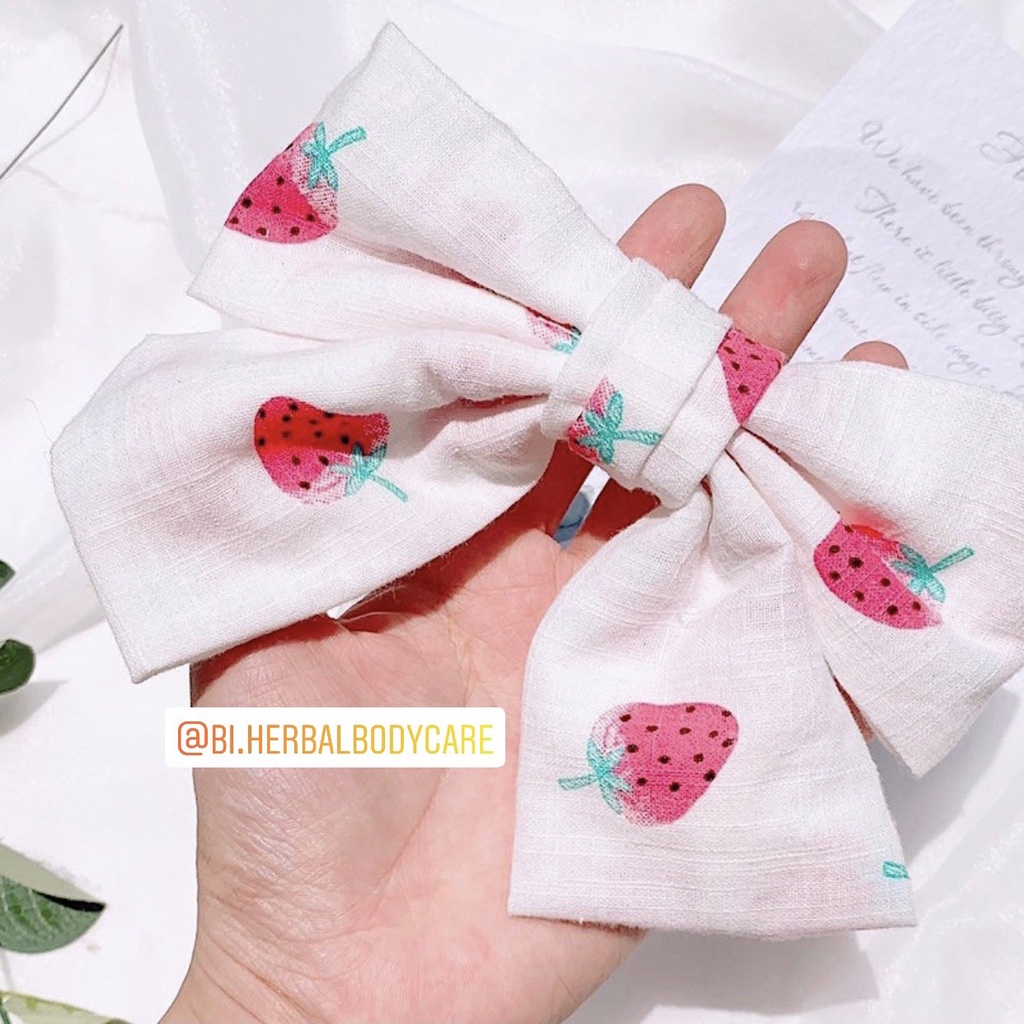 [Hàng thiết kế] Kẹp tóc nơ bản to vải trắng họa tiết trái dâu, chanh vàng dễ thương