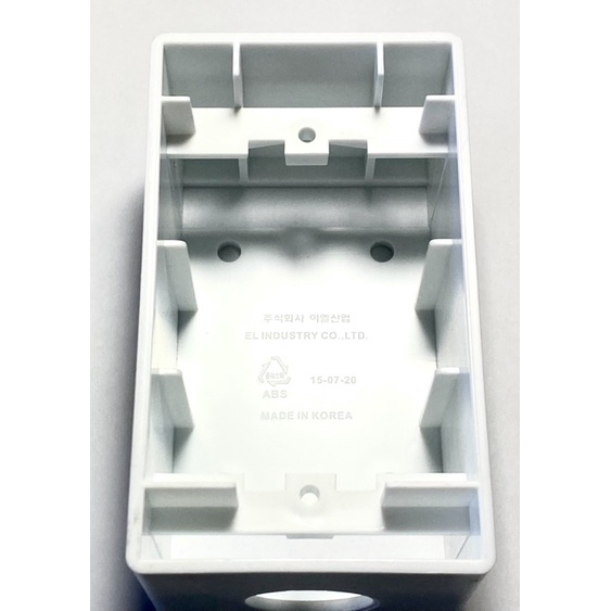Đế âm tường Hàn Quốc DLC 2218 được làm bằng nhựa ABS cách điện an toàn cho người sử dụng