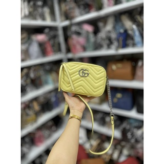 Túi đeo chéo gu sì màu vàng sang chảnh e chếch cốt được cả nhà nha, size 18-19, độ mới 98%