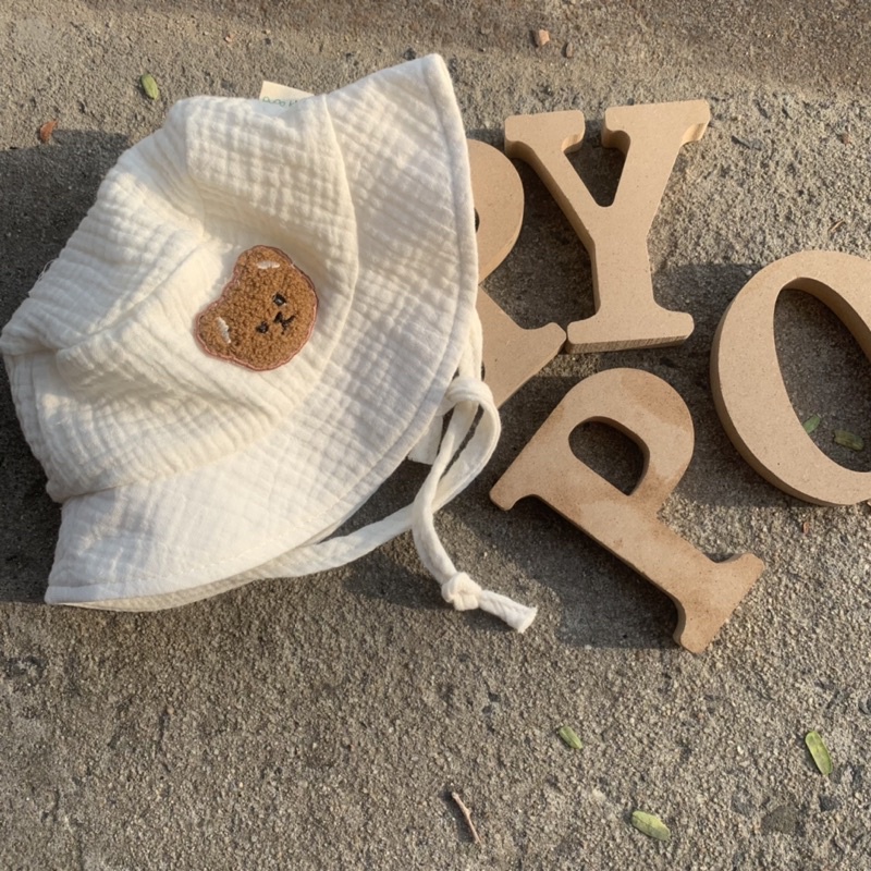 Mũ xô muslin gấu thêu 4 lớp màu trắng kem cho bé