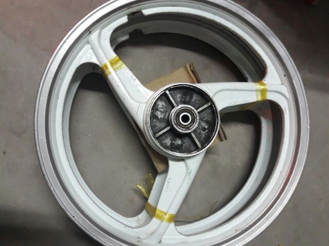 Mâm 3 cây đặc,rã xe.Còn nguyên xi.có trầy.có 2 màu trắng và đen