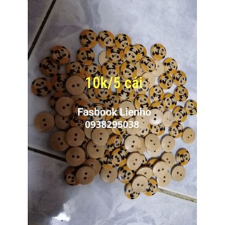 Nút gỗ hình thú và hoa văn