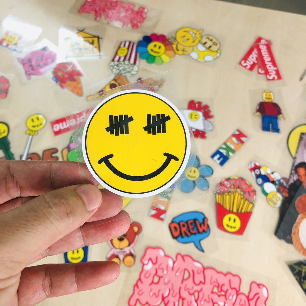 Hình ủi áo thun - ủi áo sơ mi tại nhà mẫu Mặt Cười