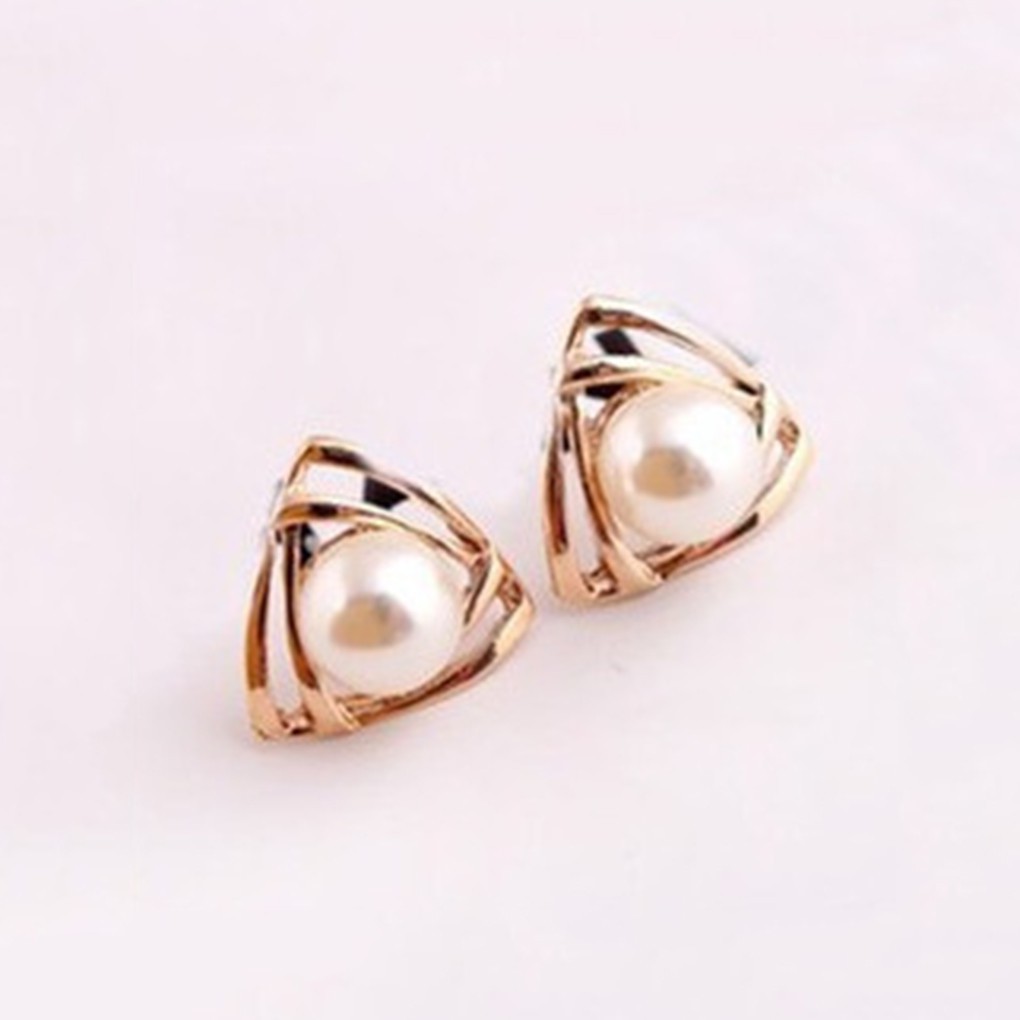 Khuyên tai nữ hình tam giác đính ngọc trai