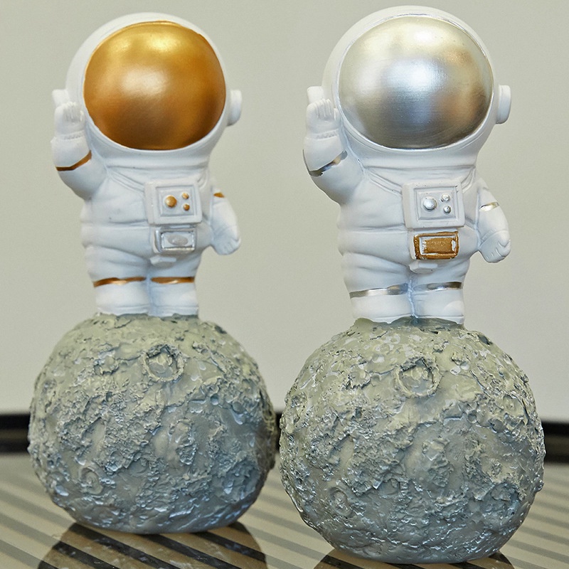 Tượng phi hành gia đứng trên mặt trăng