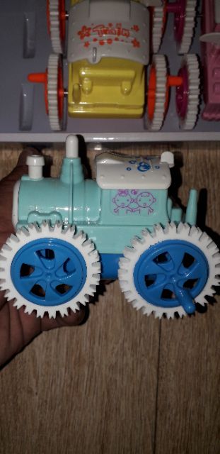 Chiếc xe chạy chớn nhào lộn bằng nhựa rất đẹp