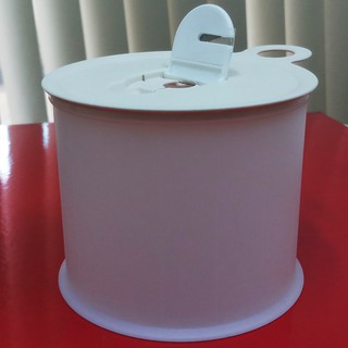 Hộp nhựa hình tròn có nắp gắn sẵn dao cắt, móc treo dùng đựng và cắt sợi len, dây nhựa. Cao 11cm. D771