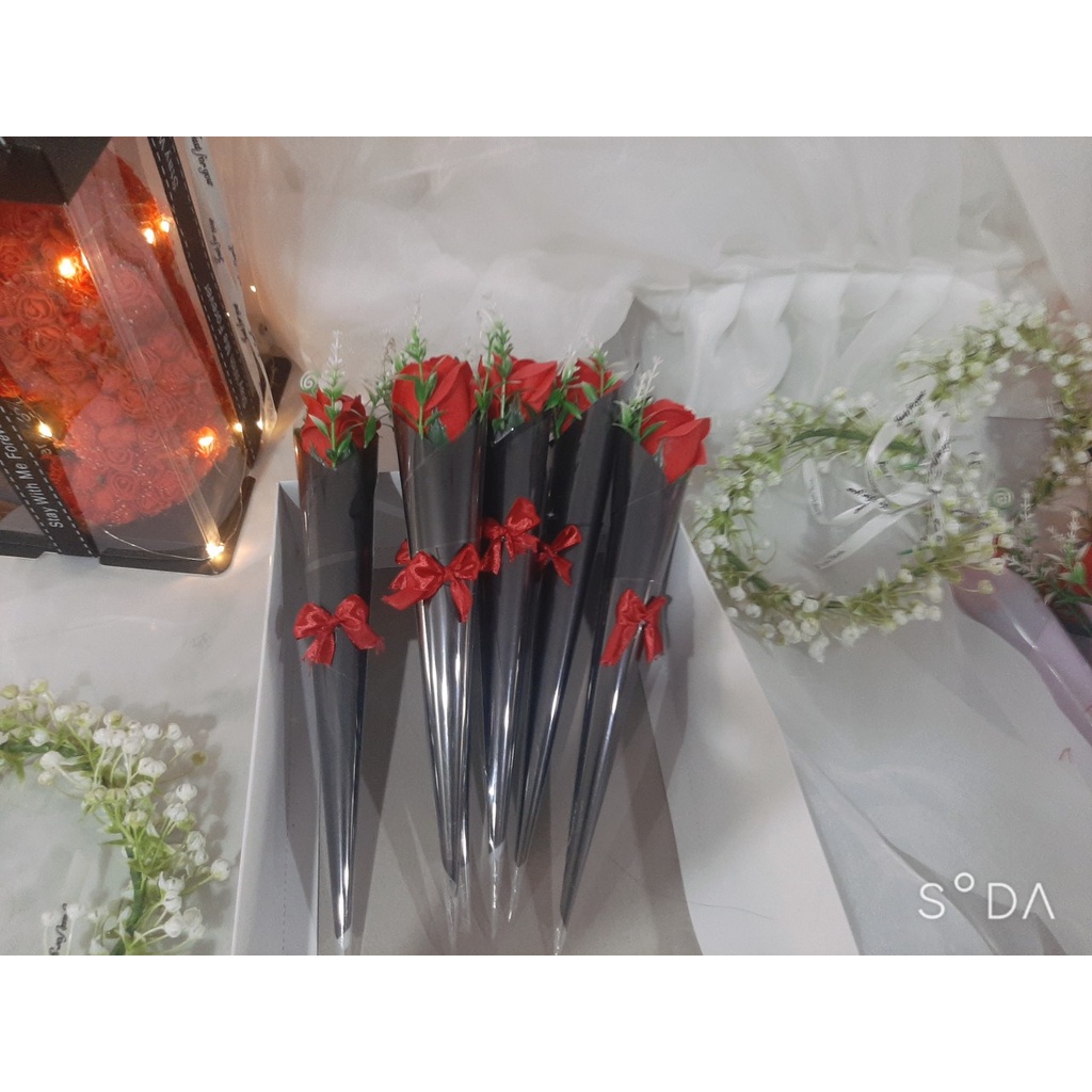 Vòng hoa đội đầu và hoa sáp gói ốc quế chụp kỉ yếu , phù dâu giá sỉ cực xinh