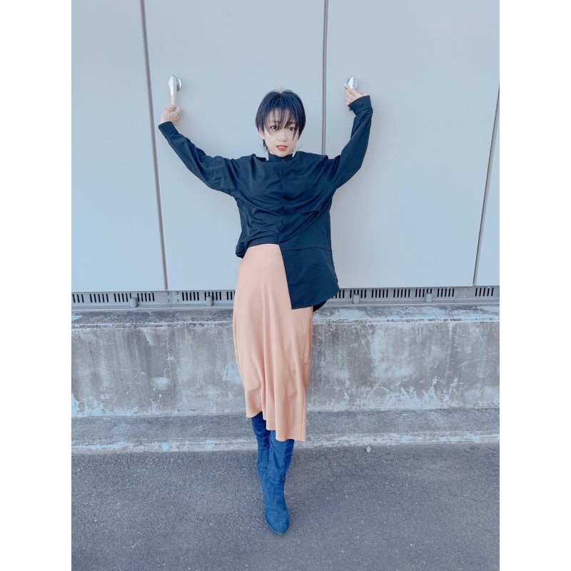 Chân váy chữ A midi xinh xắn, duyên dáng của Uniqlo | BigBuy360 - bigbuy360.vn